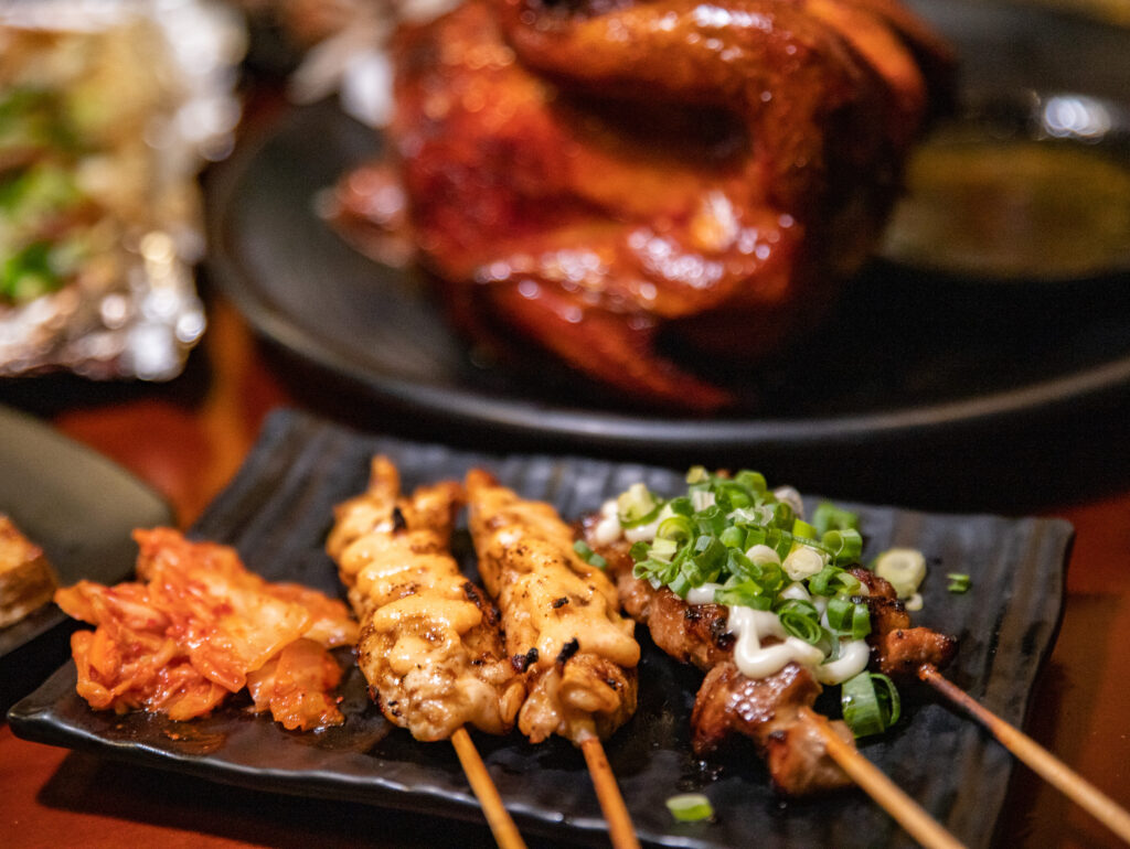 雞老闆桶仔雞：明太子雞肉串/蔥花豬肉串，都是居酒屋常見的菜色
